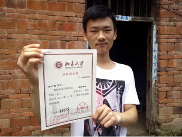 回顾学霸张广利:高考前在父亲病床前奔波,考上北大母亲激动落泪
