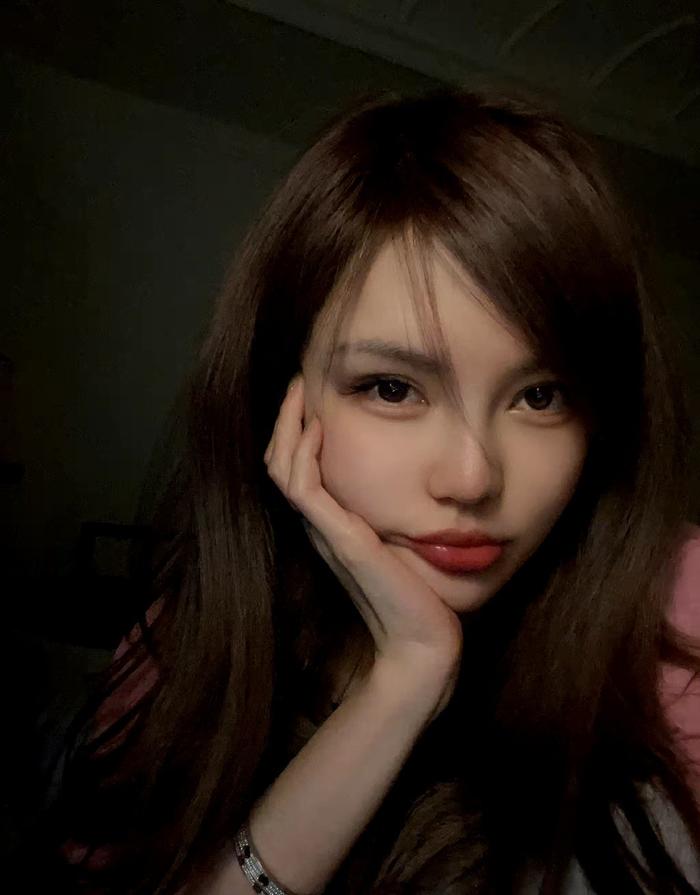 亮眼焦点无人能挡!周扬青奇异果绿美甲勾勒出个性魅力!