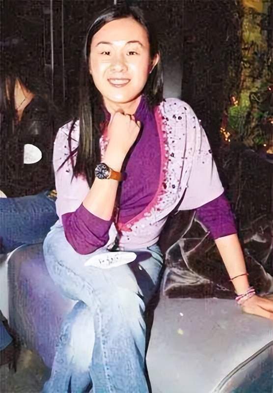 小眯眼肉鼻头,搞定两位千亿富豪,香港大律师王颖妤上位史不简单