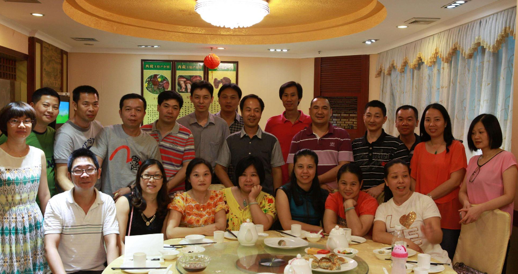 人到中年参加聚会,同学的差距如此之大,其实上学时已精心策划