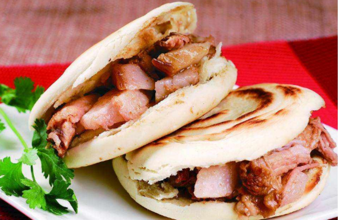 回郭镇肉合,酥脆的小烧饼夹着可口的猪头肉,不管吃几个都不腻