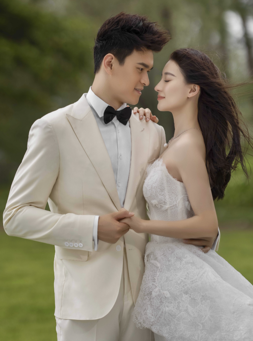 孙杨晒婚纱照秀幸福!张豆豆锁骨直角肩吸睛,夫妻俩海边甜蜜相拥