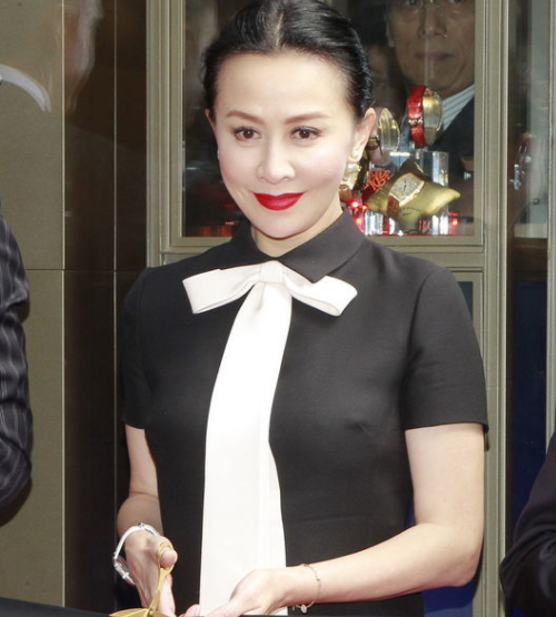 57岁刘嘉玲美貌依旧,母亲穿6万外套,母女同框共用一张脸