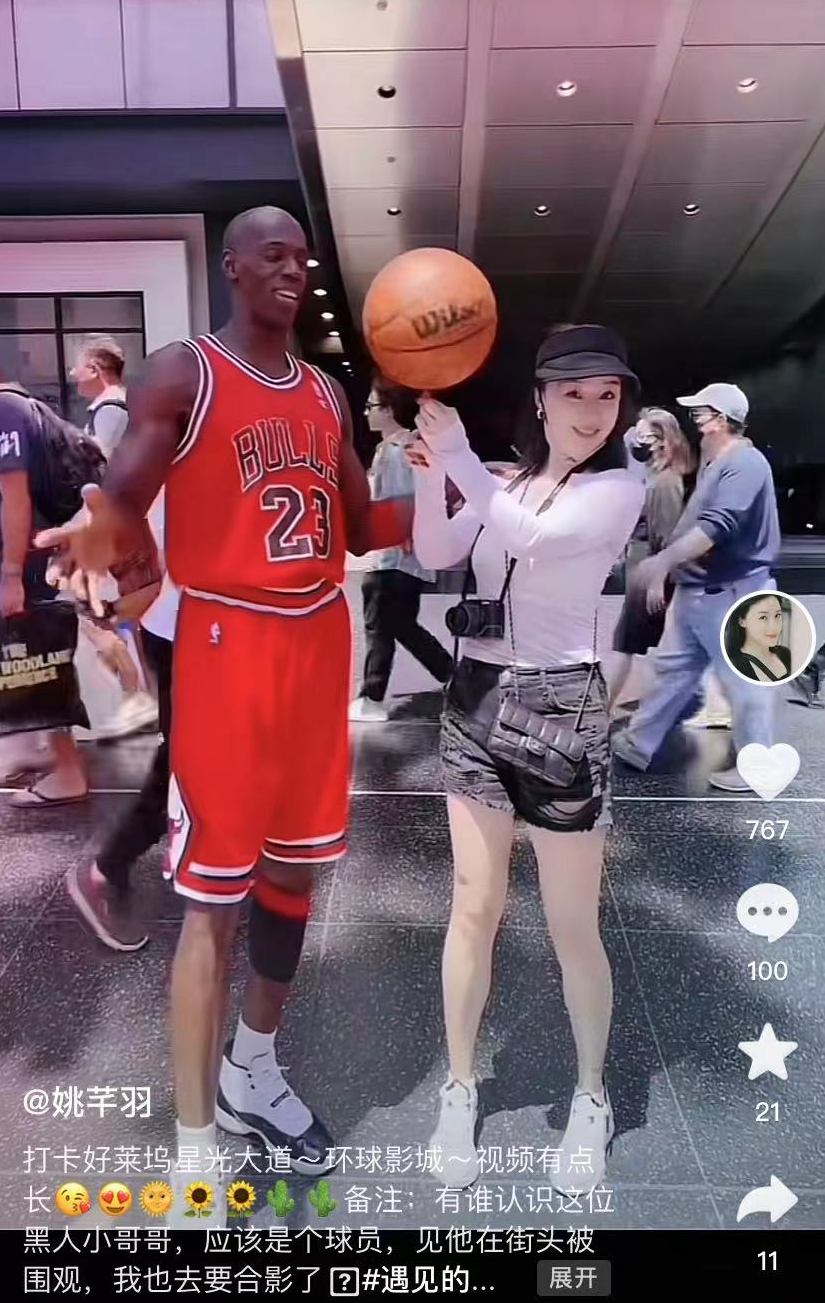 42岁姚芊羽晒泳装视频,皮肤白皙身材丰满,素颜露面颜值获赞