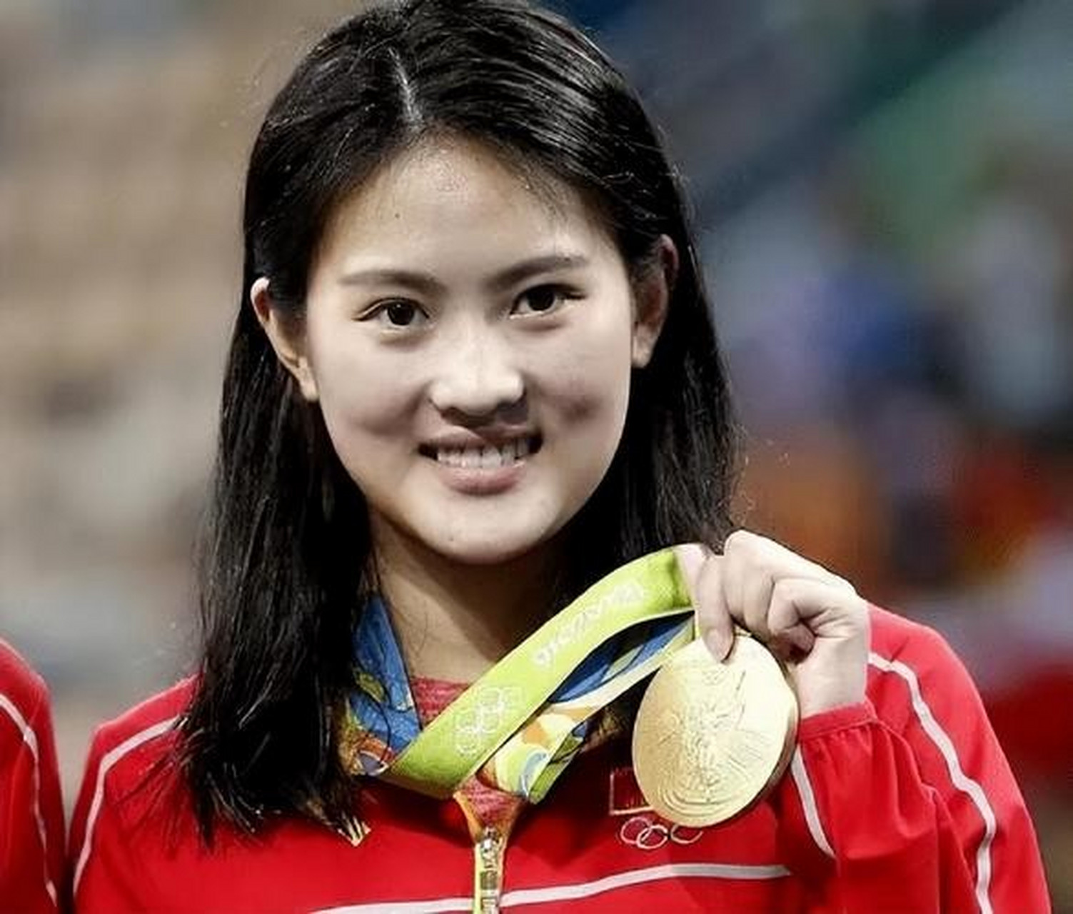 跳水女王陈若琳3岁时被父母抛弃,外公一家将她抚养长大,在她荣誉加身