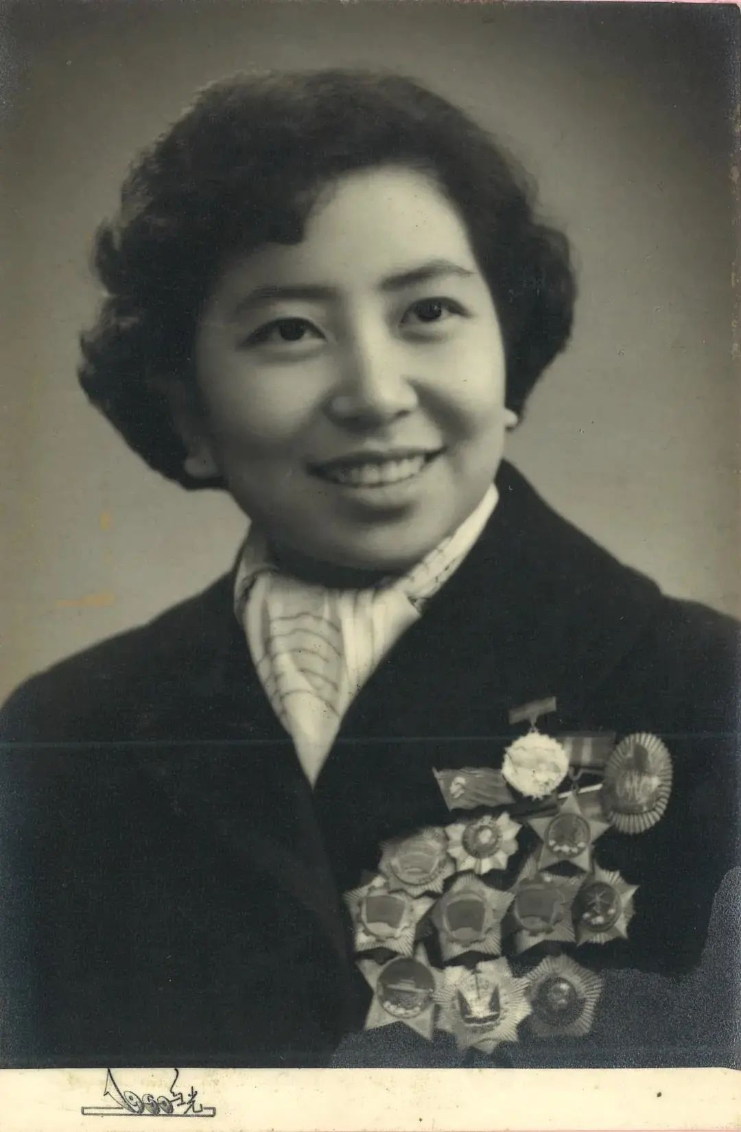 好书·推荐丨黄宝妹:从纺织女工到首届"七一勋章"候选人