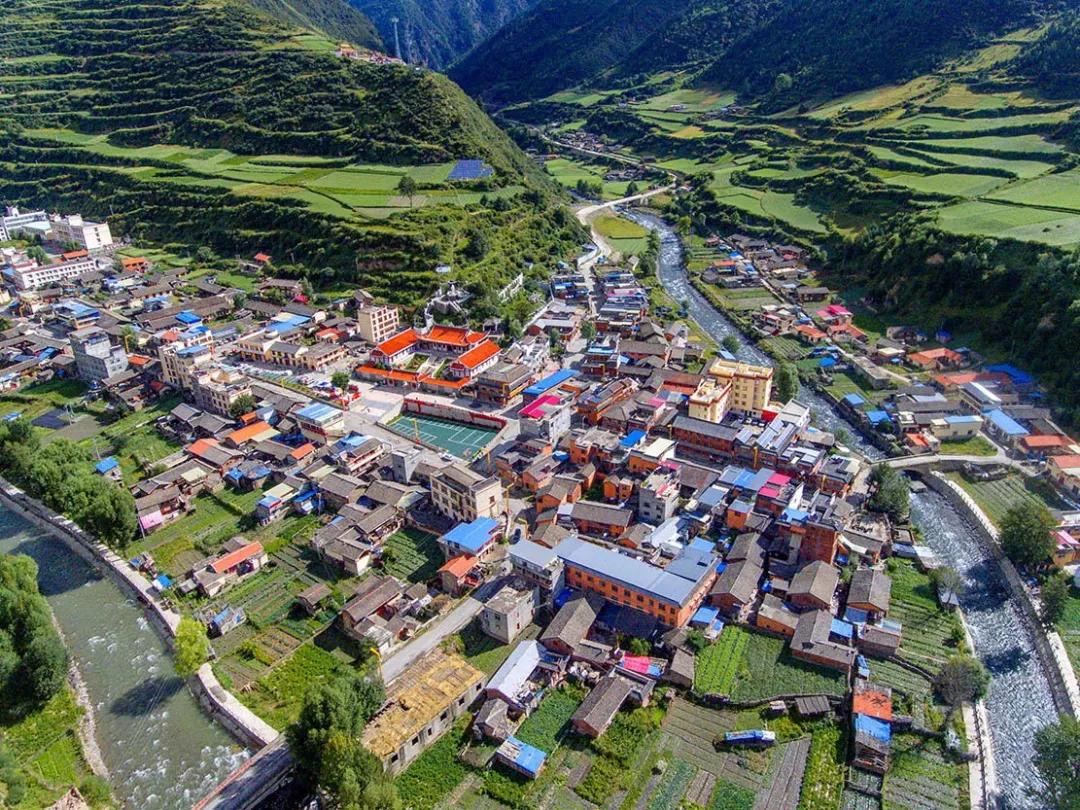 青藏高原东部边缘的小县城-小金县,是四川省内历史悠久的县城