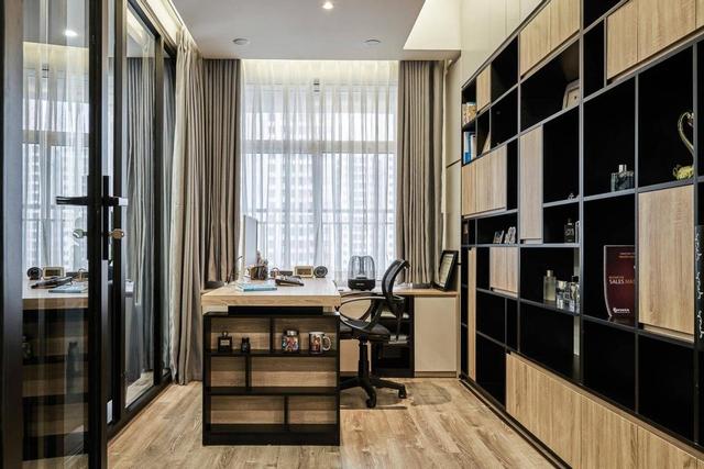 大横厅虽然采光好空间大,倒不如沙发不靠墙,还能增加个玻璃书房