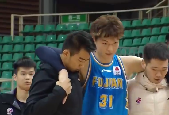 悲剧!王哲林疑似头部撞到地板受伤 突然倒地出现呕吐现象伤退