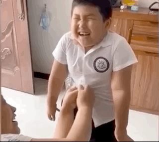 推荐小朋友长胖后穿不上园服，为穿上衣服小脸都在使劲！网友：太拼了