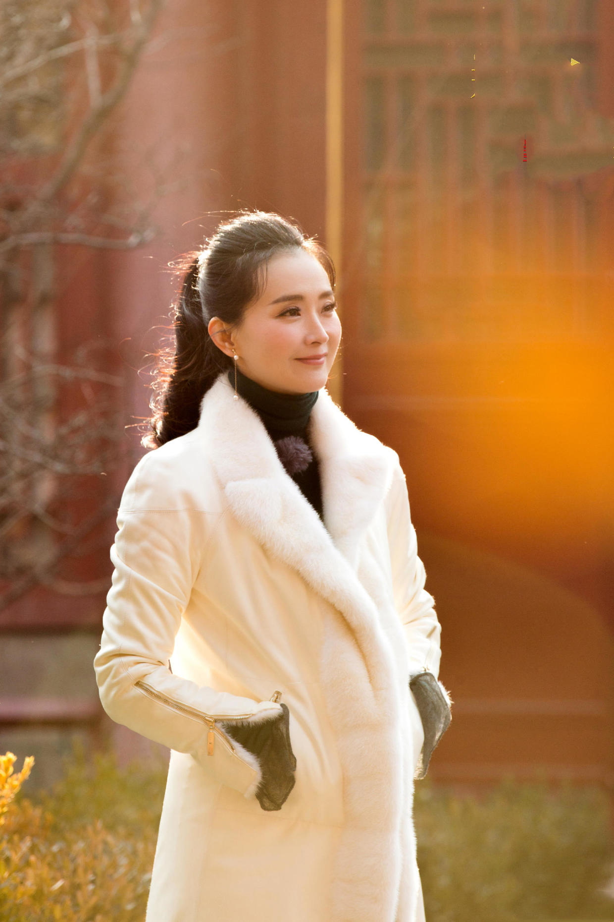 "晴格格"王艳故宫拍写真,穿皮草贵妇范十足,家住故宫隔壁太豪