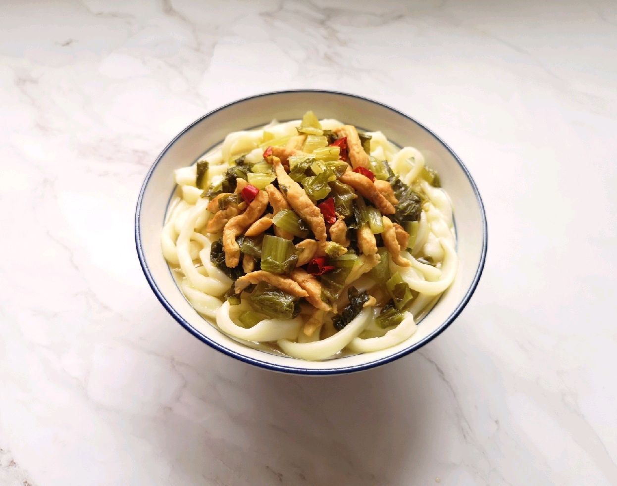 不没有胃口的时候,来一碗雪菜肉丝面,10分钟就做好,简单省事