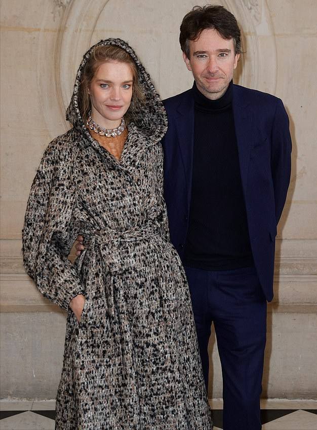 lv太子妃闪耀亮相迪奥大秀,穿连帽大衣好嫩,lv太子爷搂腰太甜蜜