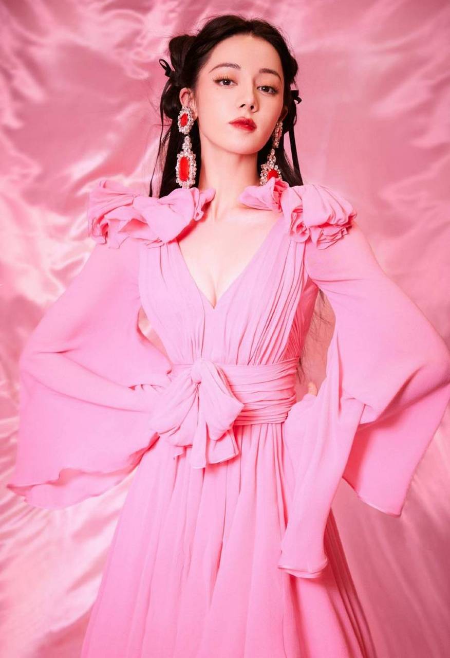 迪丽热巴粉红芭比可爱暴击 举手投足间洋溢活力 今日,迪丽热巴工作室