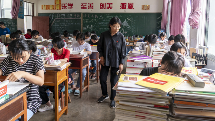 接力张桂梅"希望我能帮张老师实现把女高学生送入清华,北大的梦想"