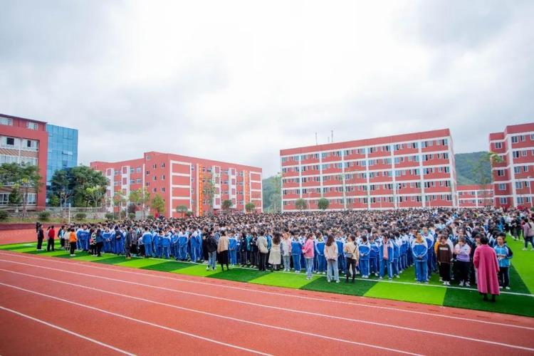 在毕节,有一所集小学,初中,高中为一体的私立学校,毕节梁才中学,2023