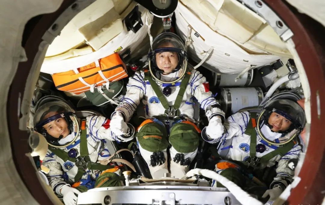 第三批航天员跨代组合,神舟16号官宣:景海鹏表示没有陌生感