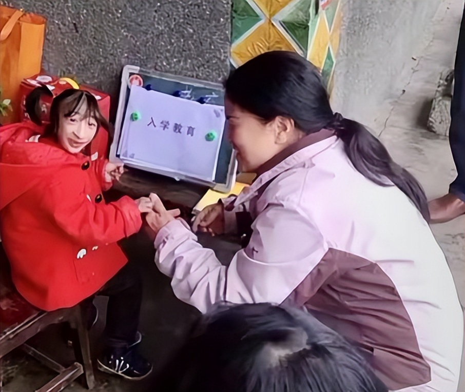 袖珍姑娘梁小小:出生时重2.1千克,身长33厘米,3岁时已停止生长