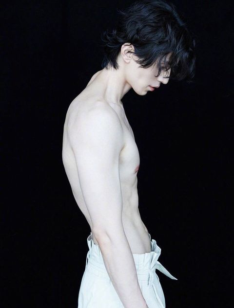 《九尾狐传》李栋旭裸身上刀山,「牛奶腹肌」好似古希腊雕像