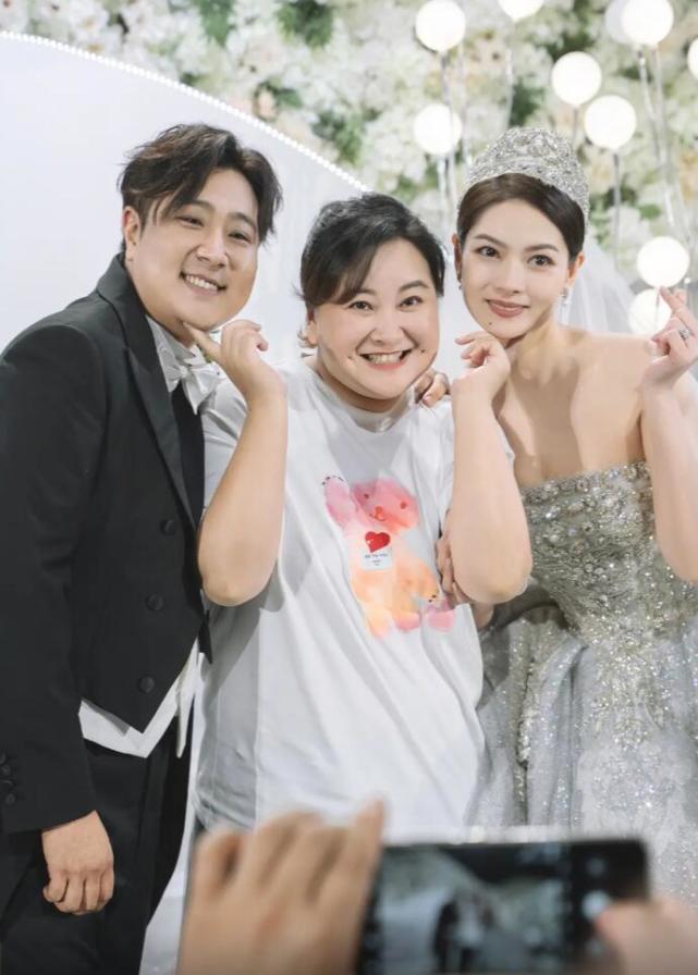 演员张泰维结婚,贾玲证婚激动落泪,搭档张小斐未现身