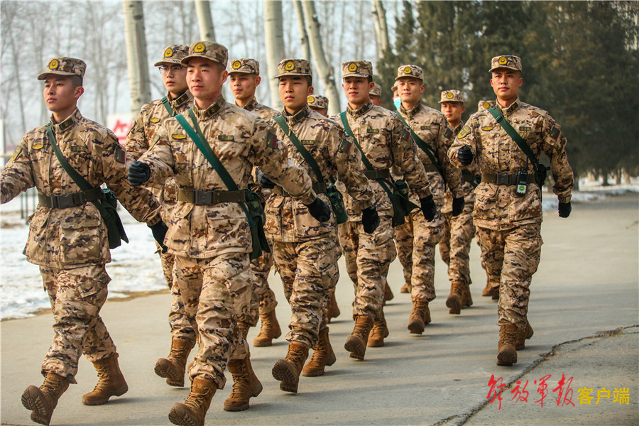 武警冬季体能训练服图片