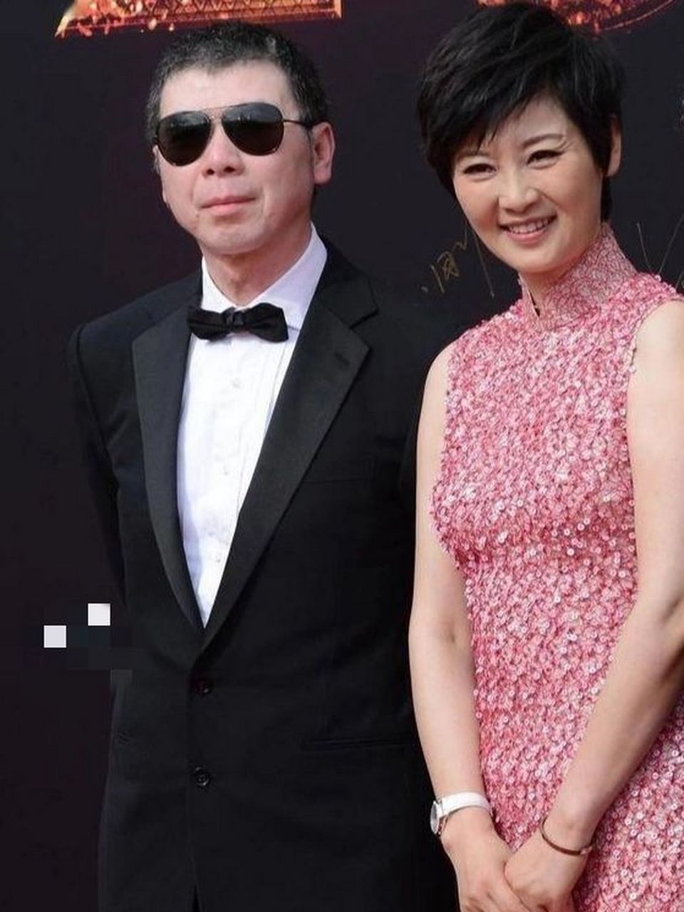 当年,冯小刚爱上了漂亮的徐帆,回家向妻子张娣提出离婚:"我爱上了别人