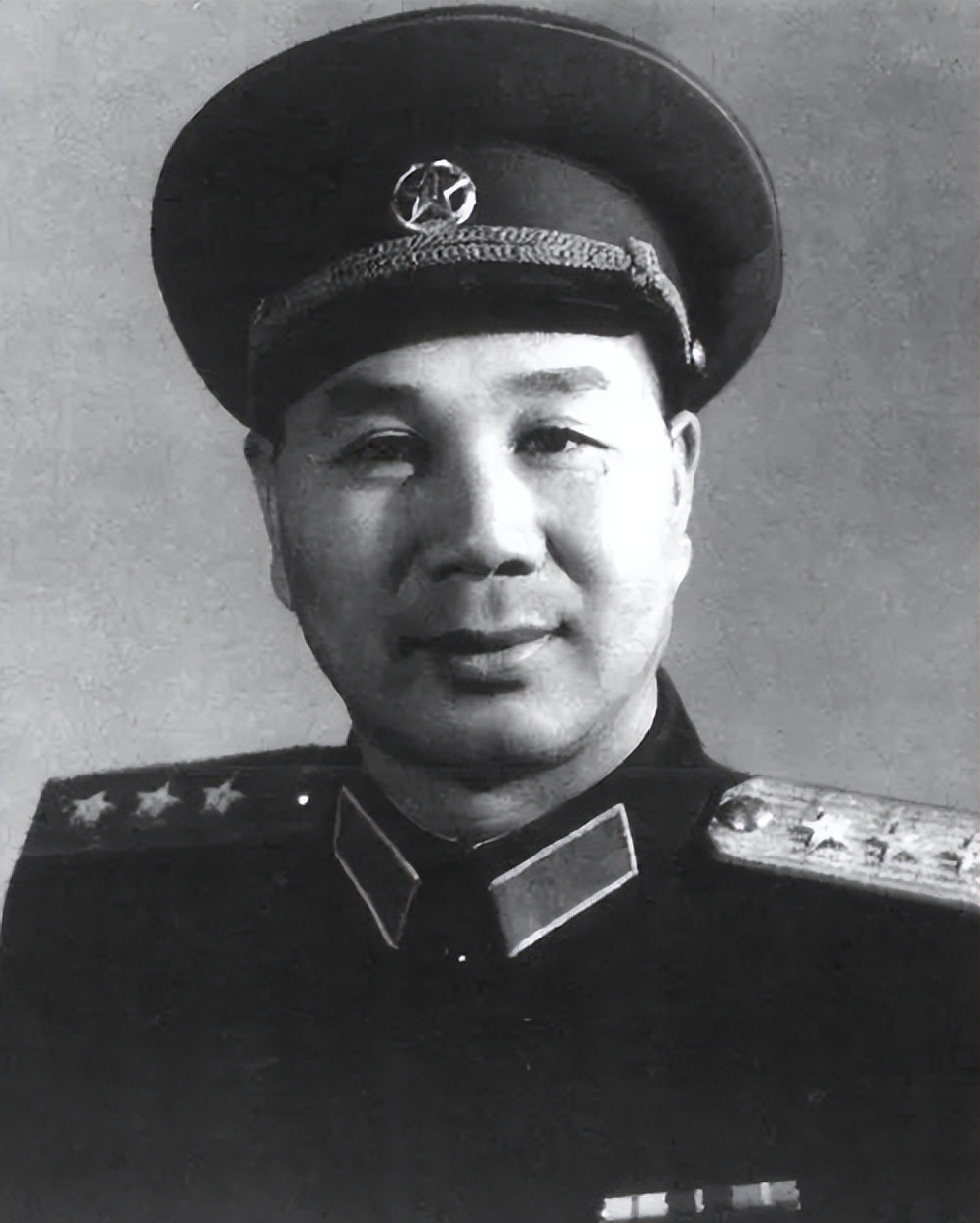 她是中国首位武警女将军,父亲是开国上将杨成武,弟弟是空军中将