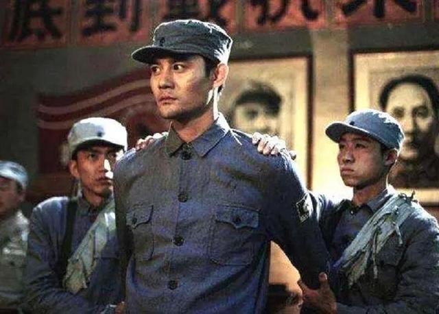 他带两挺重机枪投奔红军,征战16年仅升半级,大授衔难倒罗荣桓