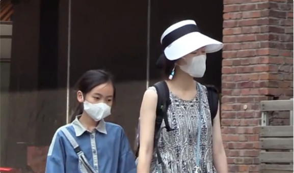 韩寒妻子素颜现身,穿碎花裙挎着两个包打扮像大妈,清纯模样不再