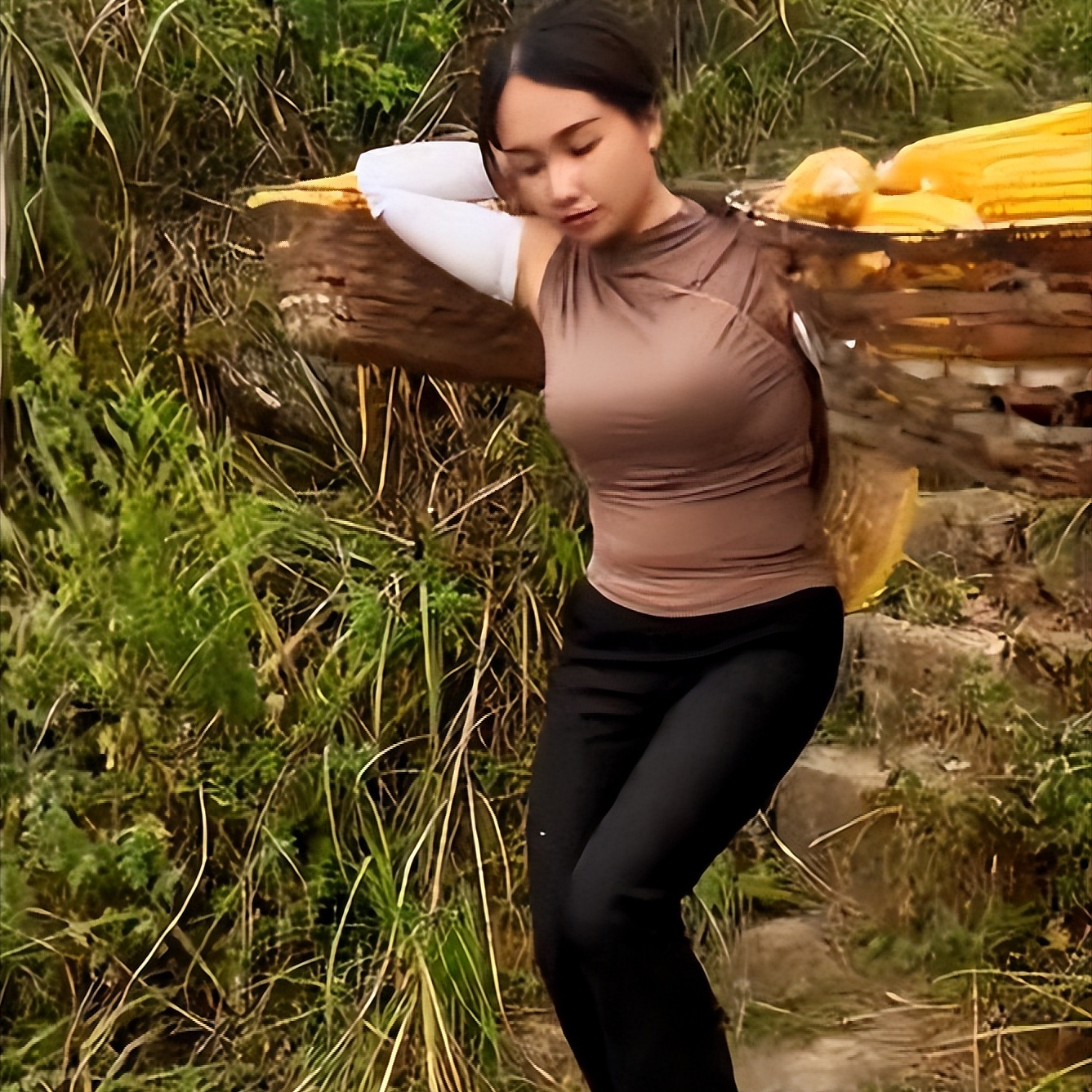 贵州黔东南,漂亮苗家女子独自肩挑家庭重担:真实生活打动人心!