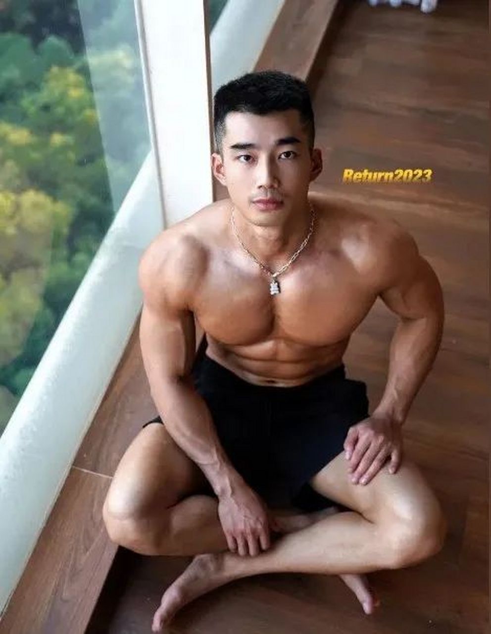 黑皮寸头肌肉男的写真 广西黑皮寸头肌肉男的写真,彰显了十足的男人