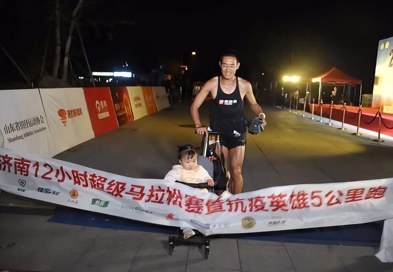 回顾"跑神"梁晶:马拉松遇难,被日本冠军称英雄,女儿替父领奖