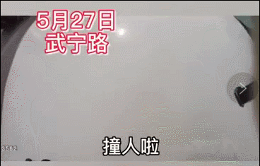 肇事逃逸上海一司机撞开交警逃逸，自称是外国人不认识中国警察