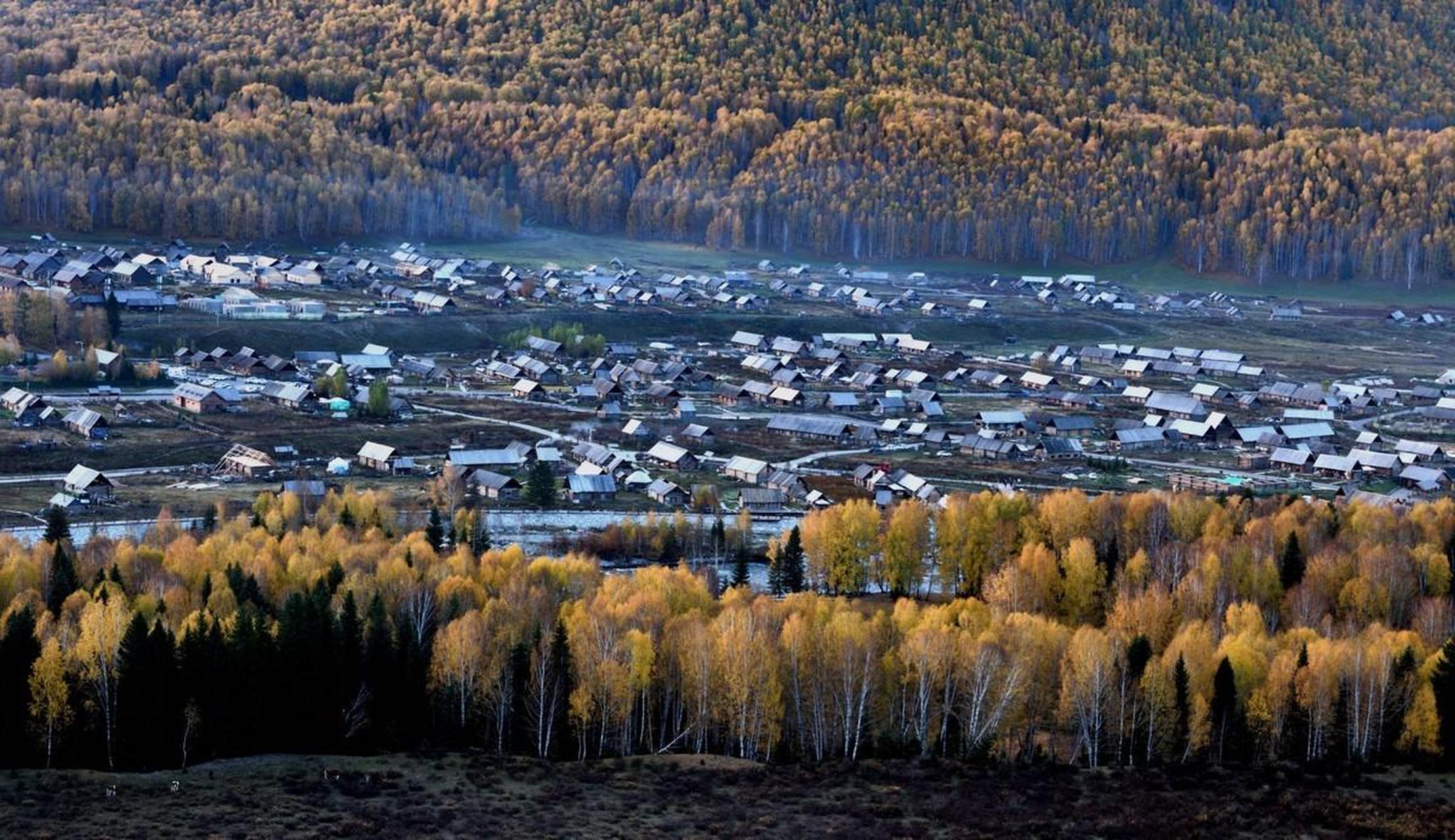 位于新疆布尔津县喀纳斯湖畔,是图瓦人的集中生活居住地.