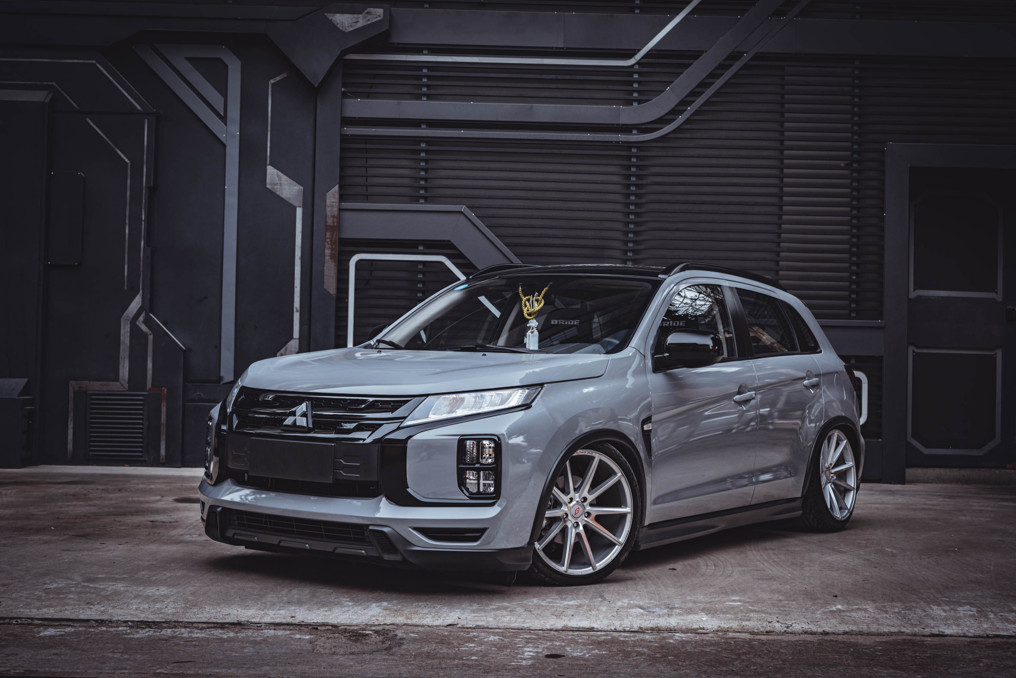 废弃工厂中的"暗黑骑士",新劲炫低趴改装美图鉴赏