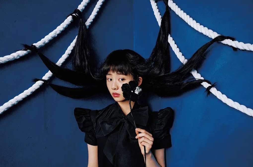 14岁黄多多写真引争议,打扮成熟丝袜腿吸睛,孩子这样穿合适吗