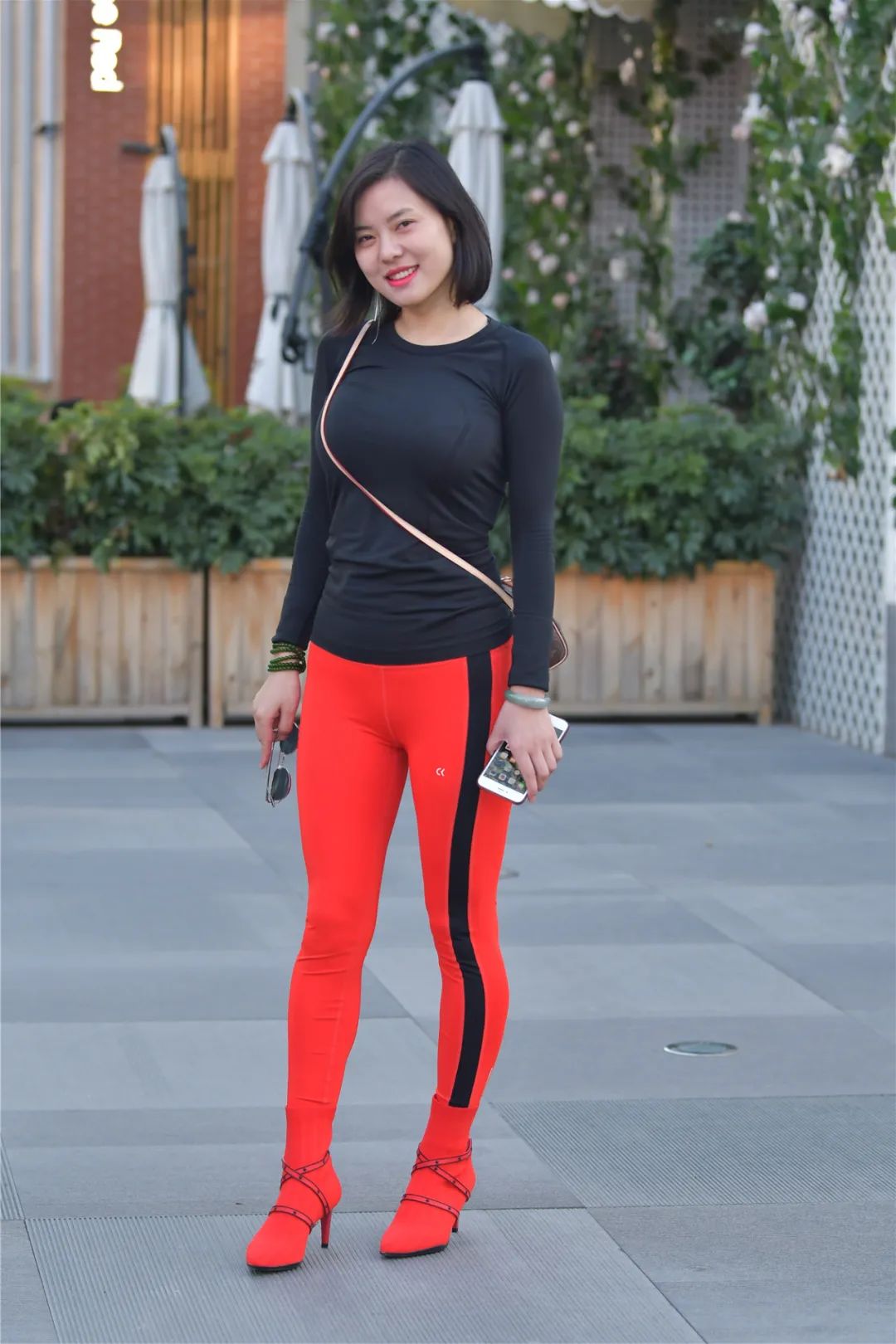 穿红裤的时尚女生