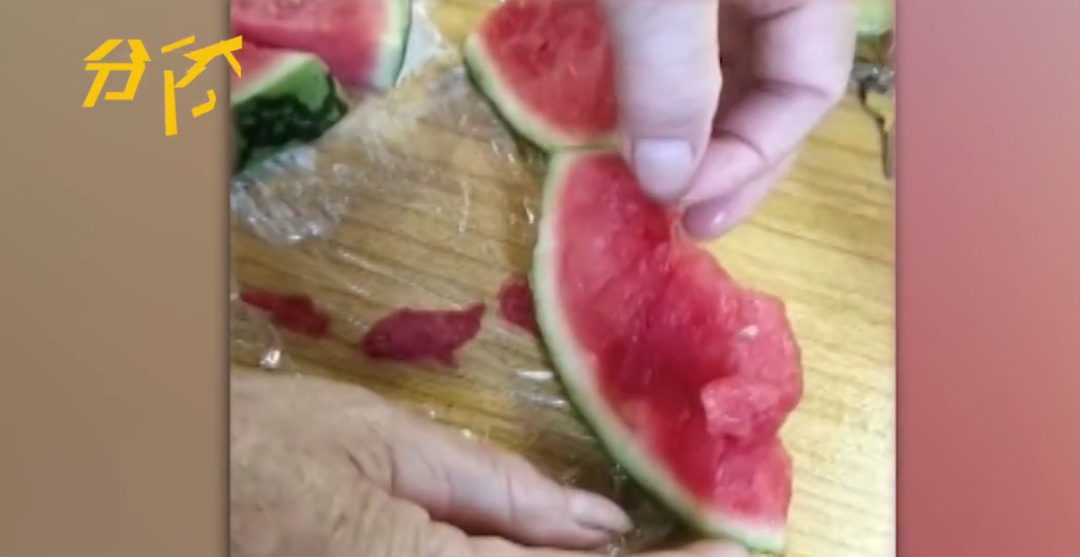 热点|懵了！西瓜一口咬下去，男子竟吃出“塑料膜”？专家：正常现象