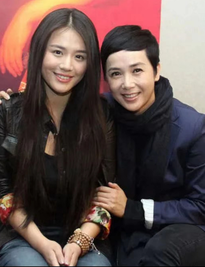 英国待产?马思纯张曼乐被偶遇,穿情侣装十指紧扣,女方大肚明显