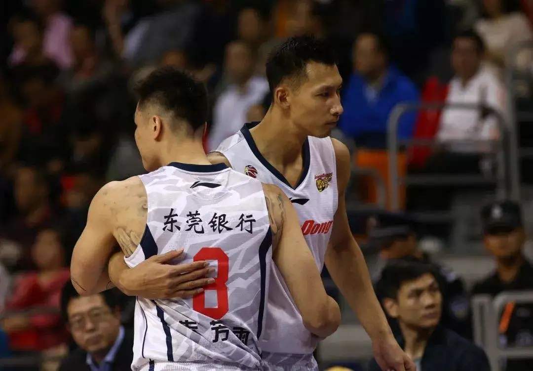 易建联有多绅士?面对同一个美女,看到朱芳雨的姿势,你就明白了