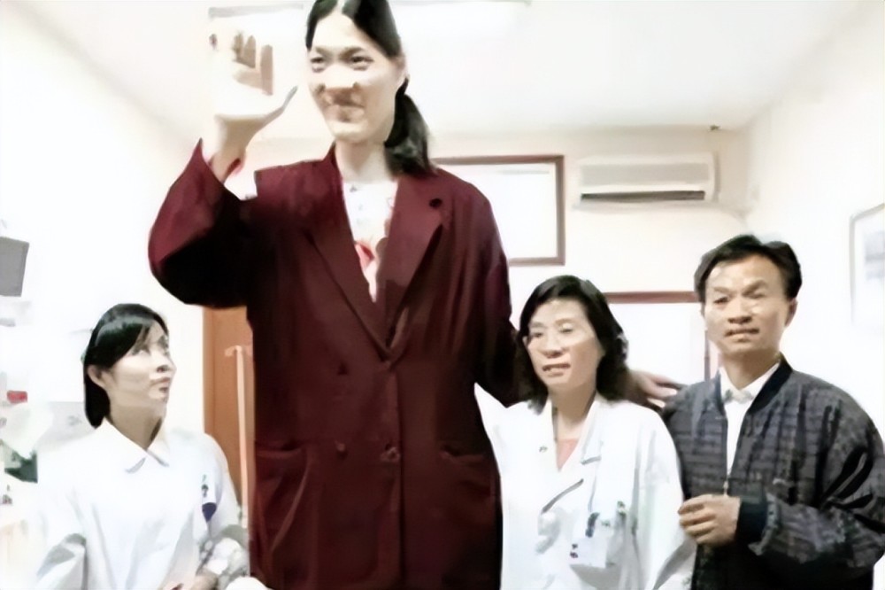 女巨人曾金莲高247厘米,一顿吃2斤饭却只能卧床,18岁病死未下葬