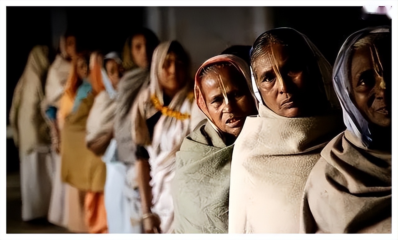 印度寡妇村的女人有多惨,终身不能再嫁,还不能参加儿女婚礼