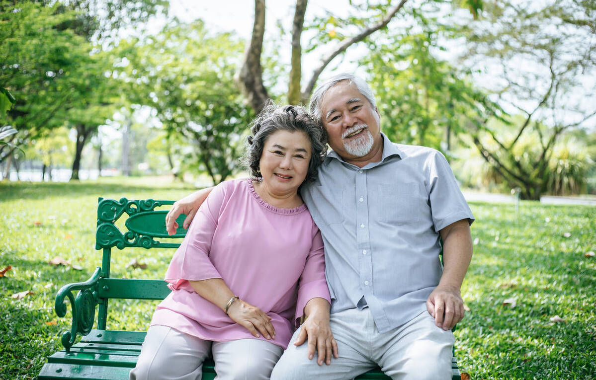 我姓肖,今年56歲,老伴比我大6歲,今年62歲了.