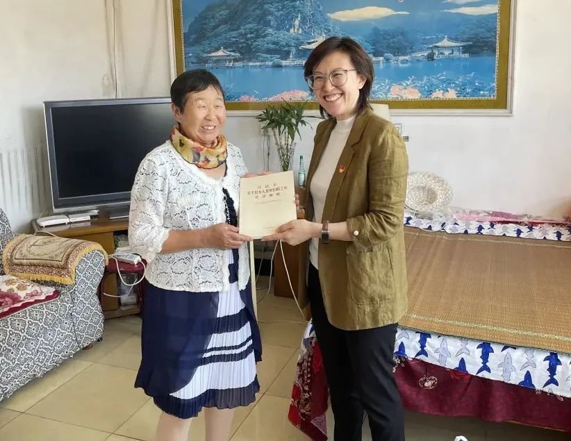 大兴区妇联到采育镇"双百双千"城乡共建村进行"七一"走访慰问