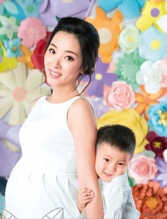 央视主持人李思思全家去春游,儿子乖巧蹲在脚边,疑是老公掌镜