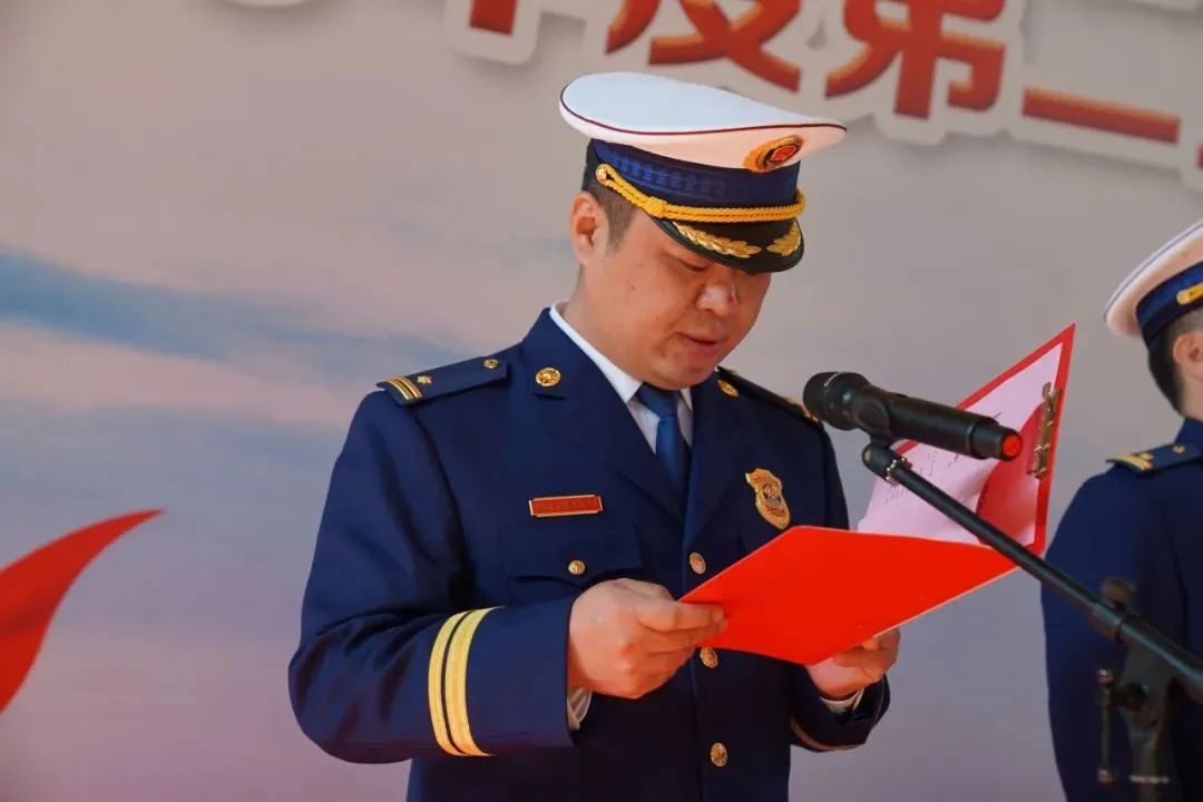 踏上新征程,谋求新作为|多区隆重举行2019年度第二批新招录消防员授衔