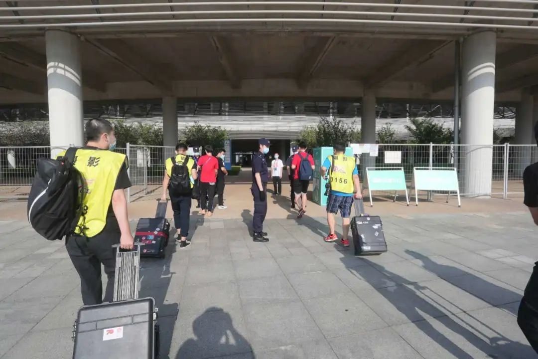 热点|昨晚，中超大连赛区现场有22位特殊的观众