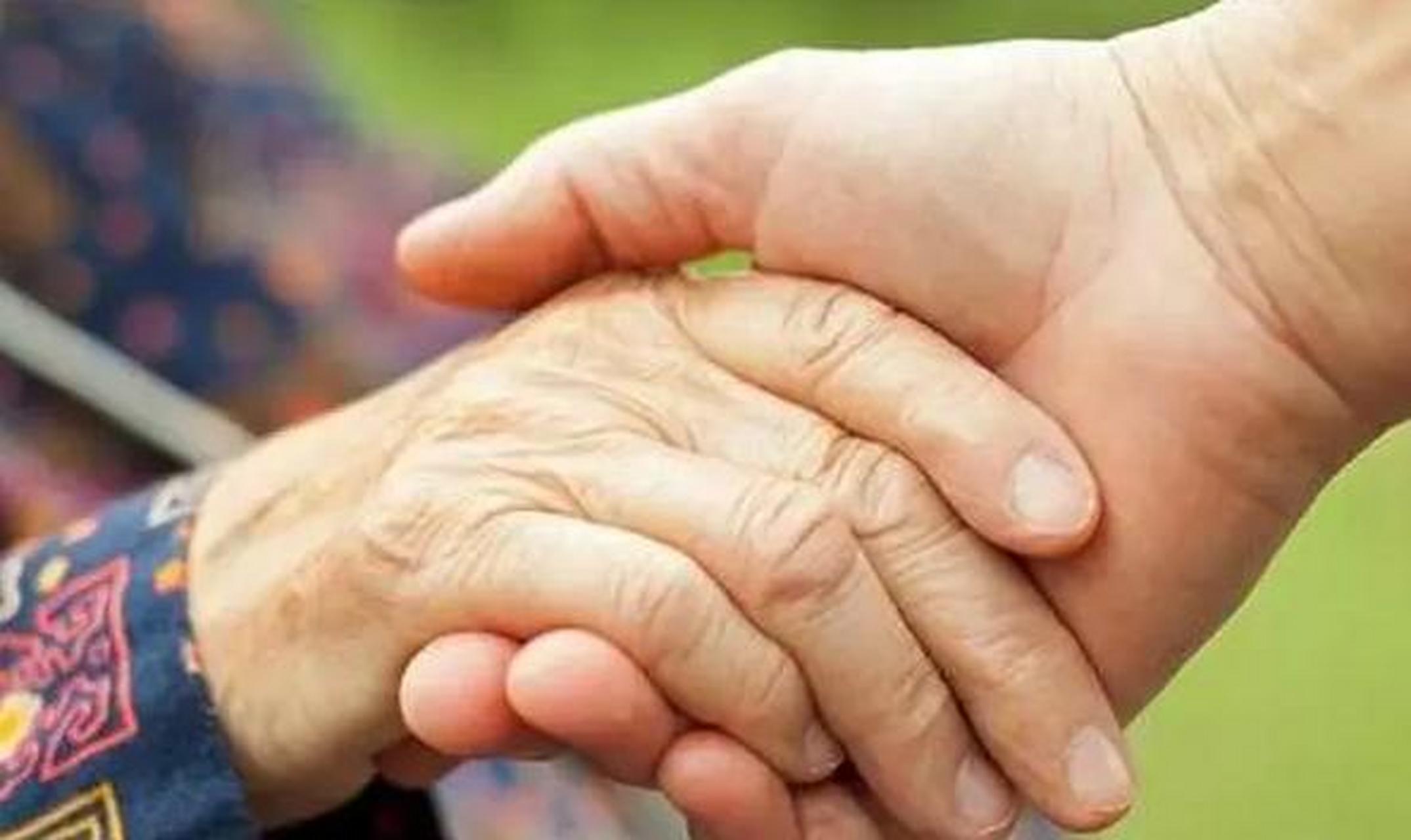 老年人手抖是什么原因?