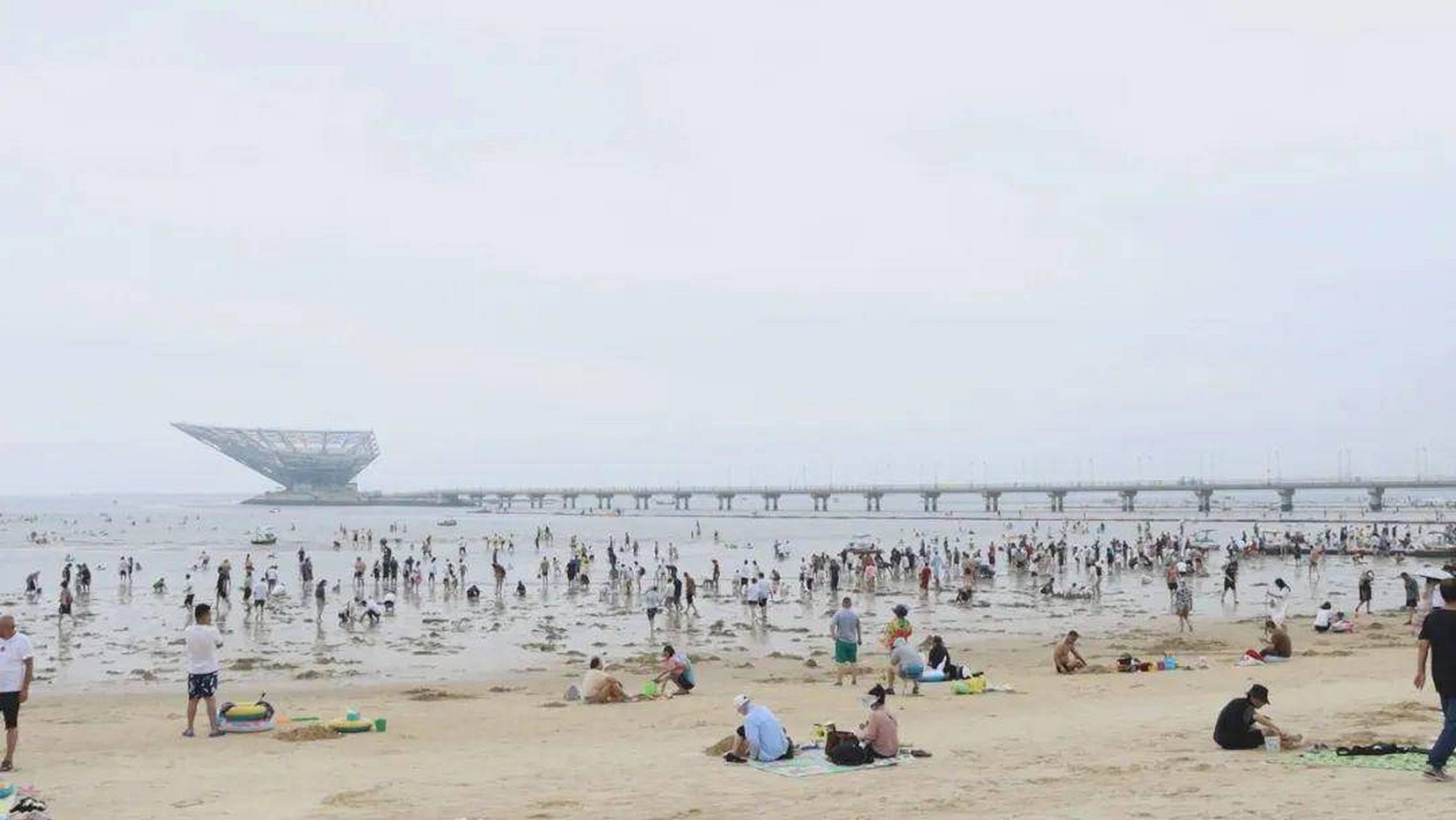 近几天,受降雨天气影响,营口市气温明显回落,到鲅鱼圈区泡温泉,赏海景