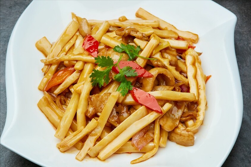 炒春笋,只会焯水可不行,多做1步,不苦涩不麻嘴,脆嫩又入味